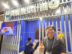とにかくヤバいお食事のゲーム「満腹脱獄計画」ひときわ個性を放つ独房風ブースで，開発者のじぃーま氏に話を聞いた［TGS2026］