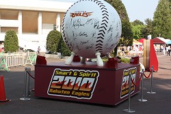 画像ギャラリー No.009のサムネイル画像 / 「Xbox 特命課」がマウンドに立つ。楽天対巨人戦にて「Xboxナイター」を実施