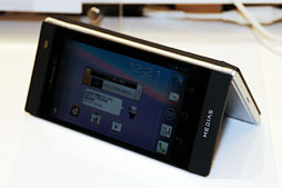 ɥ⡤Xperia Zפ2MEDIASʤ2013ǯեǥ륹ޡȥե֥åȤȯɽܥǥäȻȤäƤߤ 