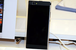 ɥ⡤Xperia Zפ2MEDIASʤ2013ǯեǥ륹ޡȥե֥åȤȯɽܥǥäȻȤäƤߤ 