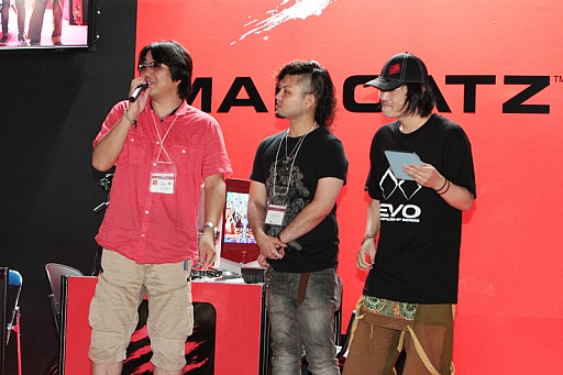 #010Υͥ/TGS 2013ϡBLAZBLUEפȡ֥IVפΥӥޥåƥץ󥿥ȥθͽԤ줿Mad Catz֡ݡ