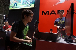 TGS 2013ϡBLAZBLUEפȡ֥IVפΥӥޥåƥץ󥿥ȥθͽԤ줿Mad Catz֡ݡ