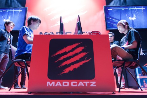 TGS 2014ϿDvs.MCZޥΤޤȯMad Catz֡ǳŤ줿DEAD OR ALIVE 5 Last Roundץ٥ȥեȥݡ