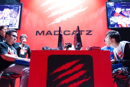 TGS 2014ϿDvs.MCZޥΤޤȯMad Catz֡ǳŤ줿DEAD OR ALIVE 5 Last Roundץ٥ȥեȥݡ