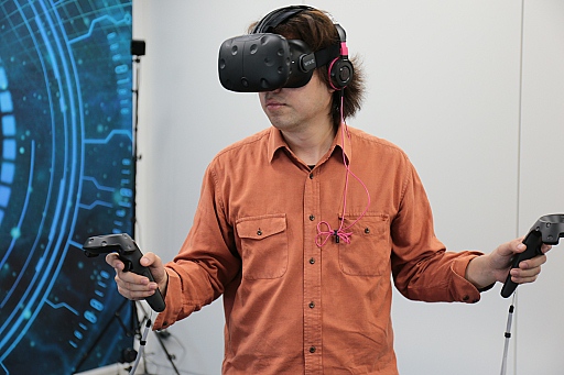 VR֤⤱뼫ͳ٤⤿餹֥롼ॹVRפϤɤɤΤȯľHTC ViveθƤ