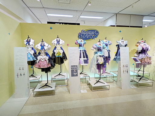 画像ギャラリー No.002のサムネイル画像 / 「アイドルマスター シャイニーカラーズ」の衣装展が,大丸東京店にて開催中。会期を通して計250着以上のライブ衣装を間近で観賞できる!