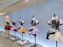 画像ギャラリー No.003のサムネイル画像 / 「アイドルマスター シャイニーカラーズ」の衣装展が,大丸東京店にて開催中。会期を通して計250着以上のライブ衣装を間近で観賞できる!