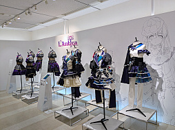 画像ギャラリー No.008のサムネイル画像 / 「アイドルマスター シャイニーカラーズ」の衣装展が,大丸東京店にて開催中。会期を通して計250着以上のライブ衣装を間近で観賞できる!