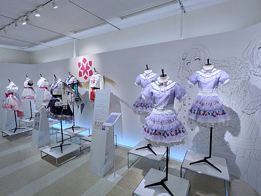 画像ギャラリー No.018のサムネイル画像 / 「アイドルマスター シャイニーカラーズ」の衣装展が,大丸東京店にて開催中。会期を通して計250着以上のライブ衣装を間近で観賞できる!