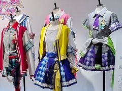 「アイドルマスター シャイニーカラーズ」の衣装展が，大丸東京店にて開催中。会期を通して計250着以上のライブ衣装を間近で観賞できる！