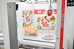 画像ギャラリー No.020のサムネイル画像 / リアルを走り，デジタルに手を振る「オンクレの中の人たち」。タイトーオンラインクレーンの基地に潜入し，中の人のお仕事に密着！