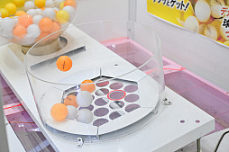 画像ギャラリー No.021のサムネイル画像 / リアルを走り，デジタルに手を振る「オンクレの中の人たち」。タイトーオンラインクレーンの基地に潜入し，中の人のお仕事に密着！