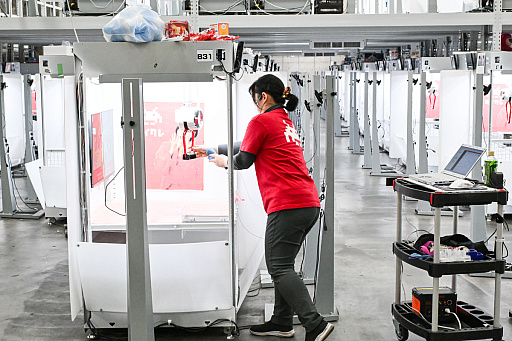 画像ギャラリー No.029のサムネイル画像 / リアルを走り，デジタルに手を振る「オンクレの中の人たち」。タイトーオンラインクレーンの基地に潜入し，中の人のお仕事に密着！