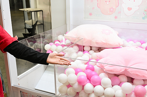 画像ギャラリー No.031のサムネイル画像 / リアルを走り，デジタルに手を振る「オンクレの中の人たち」。タイトーオンラインクレーンの基地に潜入し，中の人のお仕事に密着！