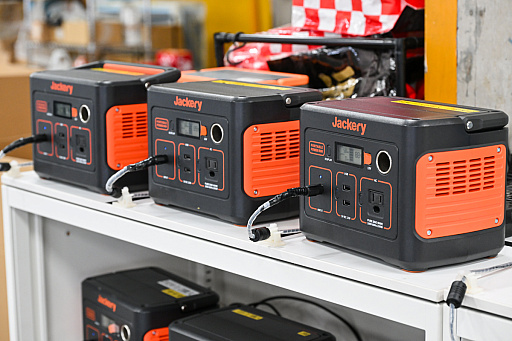 画像ギャラリー No.036のサムネイル画像 / リアルを走り，デジタルに手を振る「オンクレの中の人たち」。タイトーオンラインクレーンの基地に潜入し，中の人のお仕事に密着！