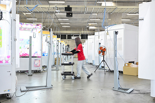 画像ギャラリー No.046のサムネイル画像 / リアルを走り，デジタルに手を振る「オンクレの中の人たち」。タイトーオンラインクレーンの基地に潜入し，中の人のお仕事に密着！