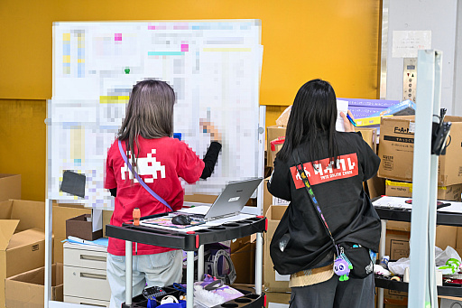 画像ギャラリー No.059のサムネイル画像 / リアルを走り，デジタルに手を振る「オンクレの中の人たち」。タイトーオンラインクレーンの基地に潜入し，中の人のお仕事に密着！