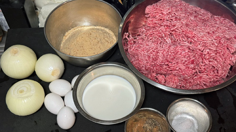 画像ギャラリー No.001のサムネイル画像 / 「葬送のフリーレン」の"戦士を労う特大ハンバーグ"をプロが本気で焼いてみた。俺のコラボカフェ：Menu 085