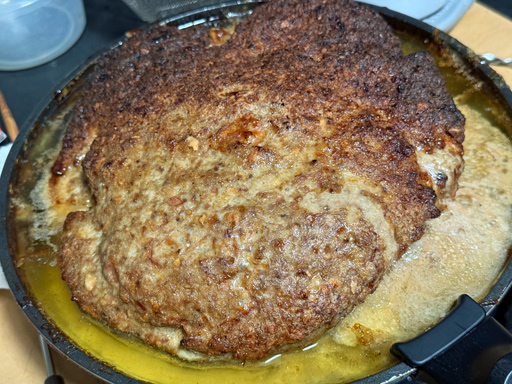 画像ギャラリー No.007のサムネイル画像 / 「葬送のフリーレン」の"戦士を労う特大ハンバーグ"をプロが本気で焼いてみた。俺のコラボカフェ：Menu 085