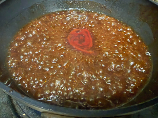 画像ギャラリー No.009のサムネイル画像 / 「葬送のフリーレン」の"戦士を労う特大ハンバーグ"をプロが本気で焼いてみた。俺のコラボカフェ：Menu 085