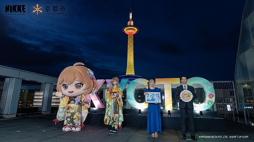 画像ギャラリー No.002のサムネイル画像 / 「勝利の女神:NIKKE」in 京都 2026 開催記念，ニデック京都タワーがNIKKE特別カラーにライトアップ。点灯式開催レポートを公開