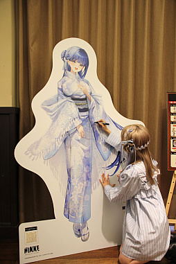 画像ギャラリー No.003のサムネイル画像 / 「勝利の女神：NIKKE」が京都各地をめぐる街歩き企画を開始。黄色に染まるタワーの前で声優らが参加を呼びかけた