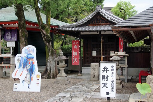 画像ギャラリー No.010のサムネイル画像 / 「勝利の女神：NIKKE」が京都各地をめぐる街歩き企画を開始。黄色に染まるタワーの前で声優らが参加を呼びかけた