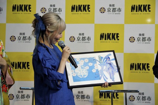 画像ギャラリー No.019のサムネイル画像 / 「勝利の女神：NIKKE」が京都各地をめぐる街歩き企画を開始。黄色に染まるタワーの前で声優らが参加を呼びかけた