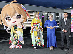 「勝利の女神：NIKKE」が京都各地をめぐる街歩き企画を開始。黄色に染まるタワーの前で声優らが参加を呼びかけた