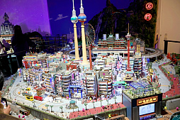 画像ギャラリー No.021のサムネイル画像 / 約2.5cmのミニチュアサイズになったセラフ部隊を見つけ出せ! 「ヘブバン」×「スモールワールズ」コラボレポート