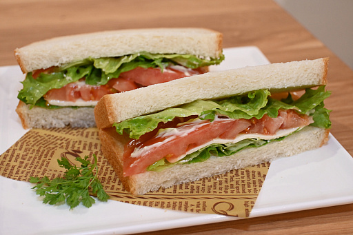 画像ギャラリー No.006のサムネイル画像 / 2周年を迎えた「百英雄伝」がコラボカフェを実施。12名の描き下ろしイラストが飾られている店内の様子をレポート