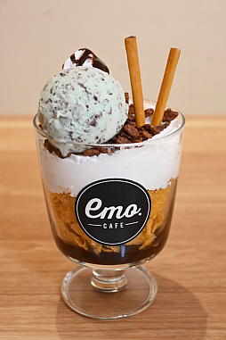 画像ギャラリー No.009のサムネイル画像 / 2周年を迎えた「百英雄伝」がコラボカフェを実施。12名の描き下ろしイラストが飾られている店内の様子をレポート