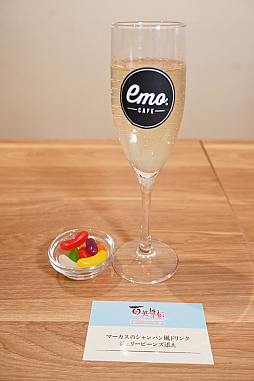 画像ギャラリー No.014のサムネイル画像 / 2周年を迎えた「百英雄伝」がコラボカフェを実施。12名の描き下ろしイラストが飾られている店内の様子をレポート