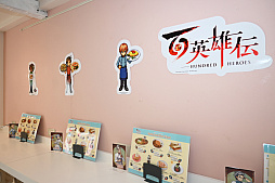 画像ギャラリー No.021のサムネイル画像 / 2周年を迎えた「百英雄伝」がコラボカフェを実施。12名の描き下ろしイラストが飾られている店内の様子をレポート