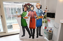 画像ギャラリー No.022のサムネイル画像 / 2周年を迎えた「百英雄伝」がコラボカフェを実施。12名の描き下ろしイラストが飾られている店内の様子をレポート