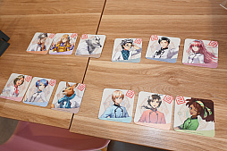 画像ギャラリー No.023のサムネイル画像 / 2周年を迎えた「百英雄伝」がコラボカフェを実施。12名の描き下ろしイラストが飾られている店内の様子をレポート