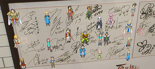 画像ギャラリー No.026のサムネイル画像 / 2周年を迎えた「百英雄伝」がコラボカフェを実施。12名の描き下ろしイラストが飾られている店内の様子をレポート