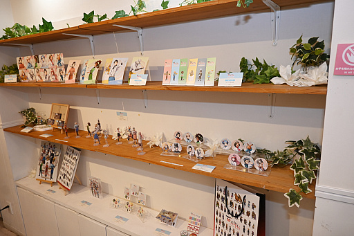 画像ギャラリー No.027のサムネイル画像 / 2周年を迎えた「百英雄伝」がコラボカフェを実施。12名の描き下ろしイラストが飾られている店内の様子をレポート