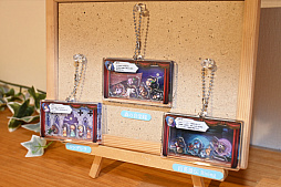 画像ギャラリー No.028のサムネイル画像 / 2周年を迎えた「百英雄伝」がコラボカフェを実施。12名の描き下ろしイラストが飾られている店内の様子をレポート