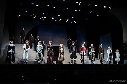 画像ギャラリー No.001のサムネイル画像 / 舞台「終遠のヴィルシュ」ゲネプロレポート。イヴとセレスの切ない恋物語をリコリス・ノワージュと炎で演出