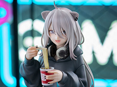 ホロライブ「獅白ぼたん」のぬーどるストッパーフィギュアが7月下旬にプライズで登場。カップラーメンを食べる姿をフィギュア化
