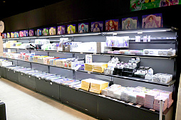 画像ギャラリー No.039のサムネイル画像 / 神々しく鎮座する「金のオバレ像」！　大量のフォトスポットで作品世界を楽しめる「KING OF PRISM 10th ANNIVERSARY展」レポート