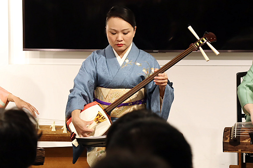 画像ギャラリー No.006のサムネイル画像 / 「風来のシレン6」の楽曲を和楽器グループ「ファミ箏」が演奏。「風来のシレン30周年記念 不思議のダンジョンストア」のミニライブをレポート