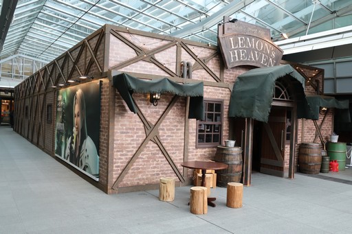 画像ギャラリー No.001のサムネイル画像 / 「FINAL FANTASY VII」の酒場が六本木ヒルズ大屋根プラザに期間限定で出現！　凝った店内で“未来のレモンサワー”を楽しもう