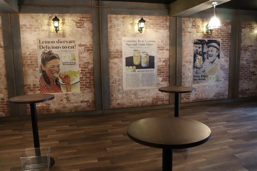 画像ギャラリー No.004のサムネイル画像 / 「FINAL FANTASY VII」の酒場が六本木ヒルズ大屋根プラザに期間限定で出現！　凝った店内で“未来のレモンサワー”を楽しもう