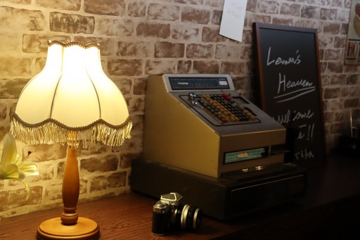 画像ギャラリー No.005のサムネイル画像 / 「FINAL FANTASY VII」の酒場が六本木ヒルズ大屋根プラザに期間限定で出現！　凝った店内で“未来のレモンサワー”を楽しもう