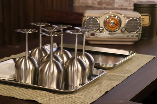 画像ギャラリー No.007のサムネイル画像 / 「FINAL FANTASY VII」の酒場が六本木ヒルズ大屋根プラザに期間限定で出現！　凝った店内で“未来のレモンサワー”を楽しもう