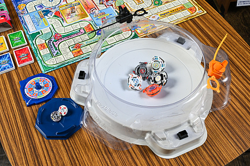 画像ギャラリー No.012のサムネイル画像 / ベイブレードのボードゲームは,すごろく&コマ回しで正月にぴったり! 昭和・平成レトロボードゲーム大百科 第11回