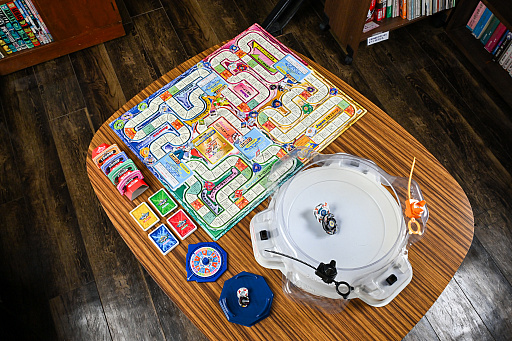 画像ギャラリー No.014のサムネイル画像 / ベイブレードのボードゲームは,すごろく&コマ回しで正月にぴったり! 昭和・平成レトロボードゲーム大百科 第11回