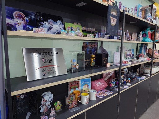 画像ギャラリー No.027のサムネイル画像 / 「トリッカル・もちもちほっペ大作戦」開発元のEPID Gamesを見学に韓国へ。同人グッズやミームに溢れるオタクカンパニー